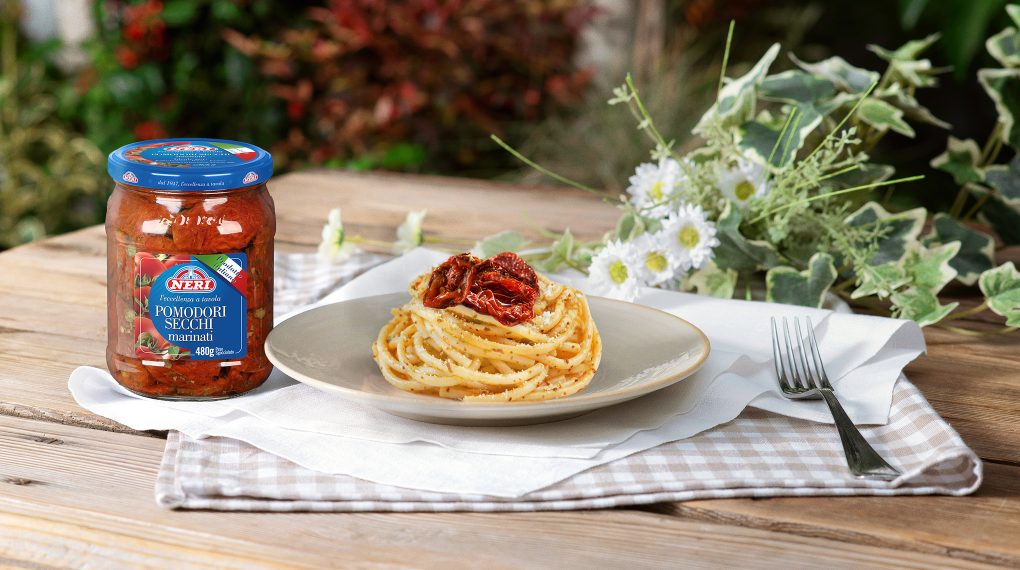 Spaghetti con pesto di pomodori secchi alla siciliana